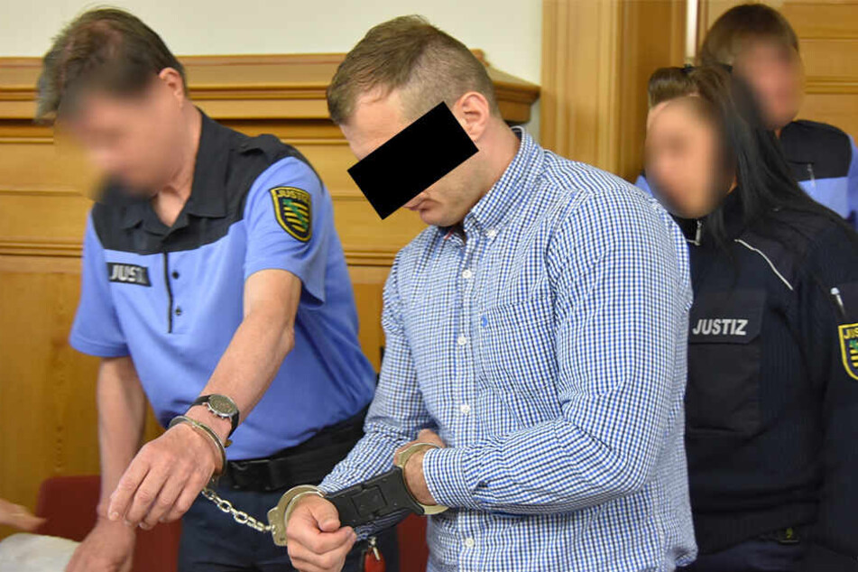 Lebenslänglich! Marek B. (34) wurde Montag in Handfesseln ins Gericht geführt. Seine Freiheit dürfte er so schnell nicht wiedererlangen.