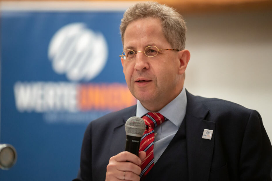 Großes mädchen kurzer mann aus