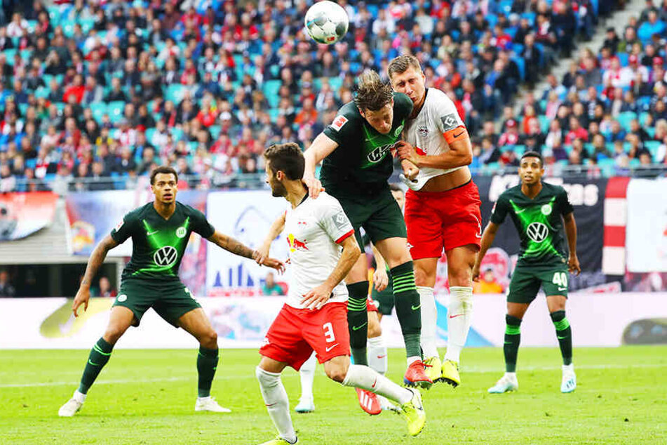 Der VfL Wolfsburg ist als einzige Mannschaft in der 1. Bundesliga noch ungeschlagen. In Leipzig rettete Torjäger Wout Weghorst (M.) den Wölfen mit seinem Treffer einen Punkt.