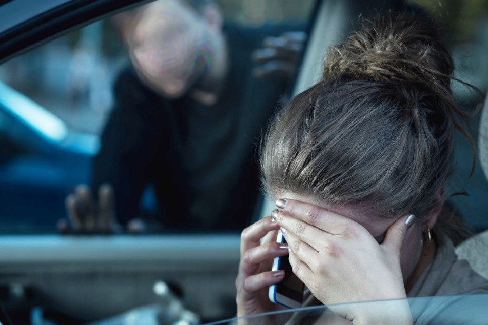 Während sie in ihrem Auto saß, erschien der Mann und begann, an sich herum zu spielen. (Symbolbild)