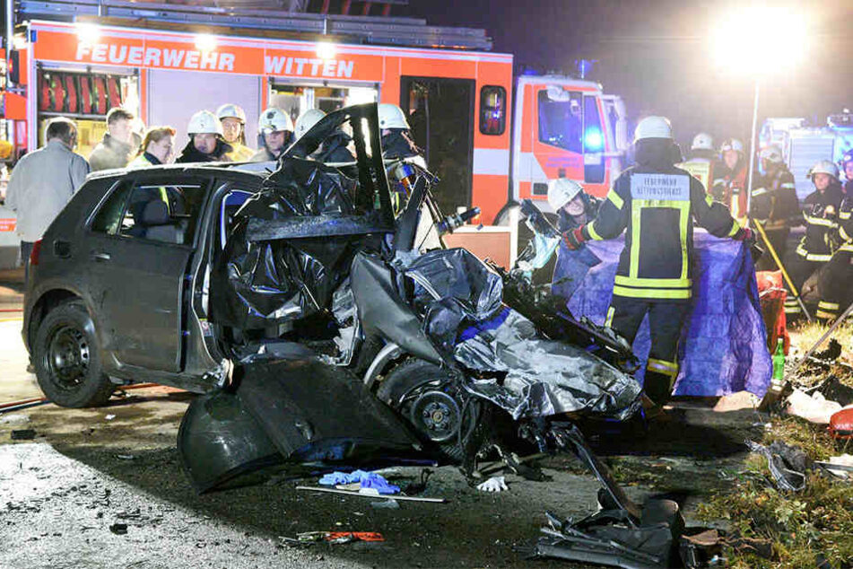Feuerwehrleute und Polizisten stehen am 16. Oktober 016 an einer Unfallstelle auf der Autobahn 43.