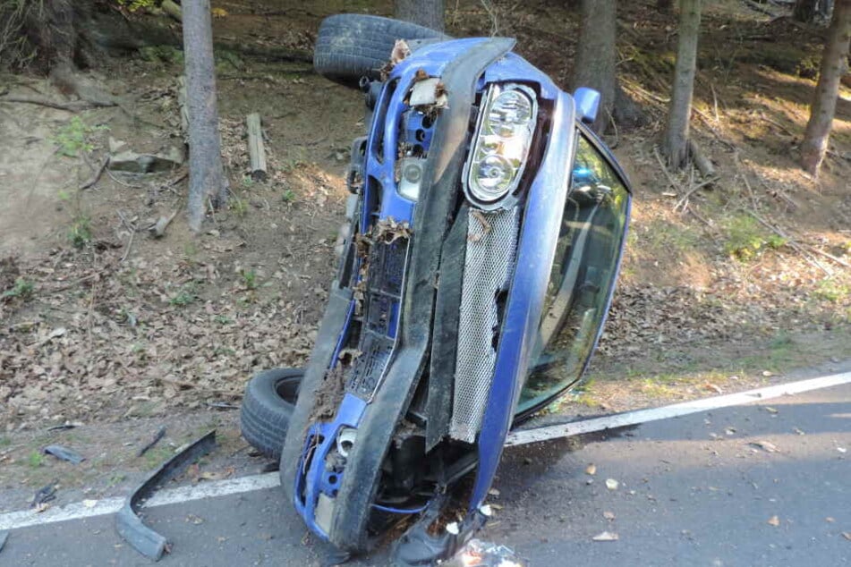 An einem Böschungshang drehte sich der VW und blieb auf der Fahrerseite liegen.