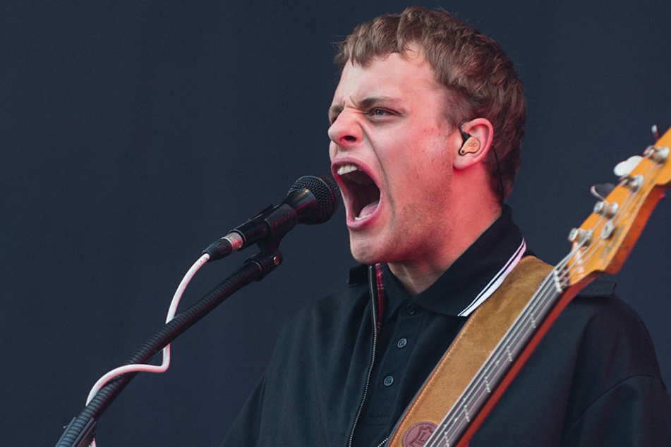 "Kraftklub"-Bassist Till Kummer (27) in Aktion - jetzt sollen alte Ermittlungen gegen ihn wieder aufgerollt werden.