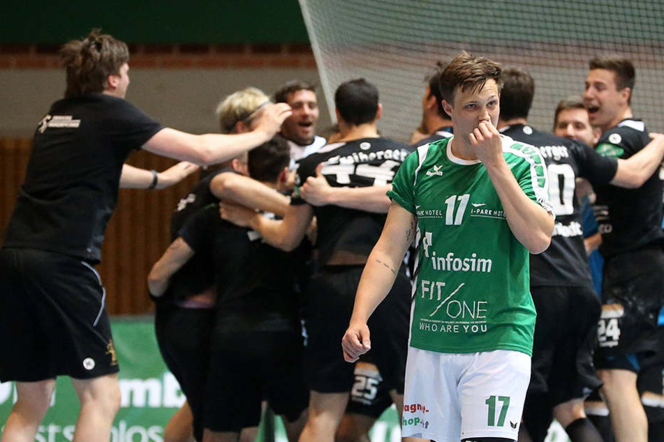 Während die Sieger vom HC Elbflorenz nach dem Abpfiff jubelnd im Kreis tanzten, war Rimpars Patrick Schmidt (v.) bitter enttäuscht.
