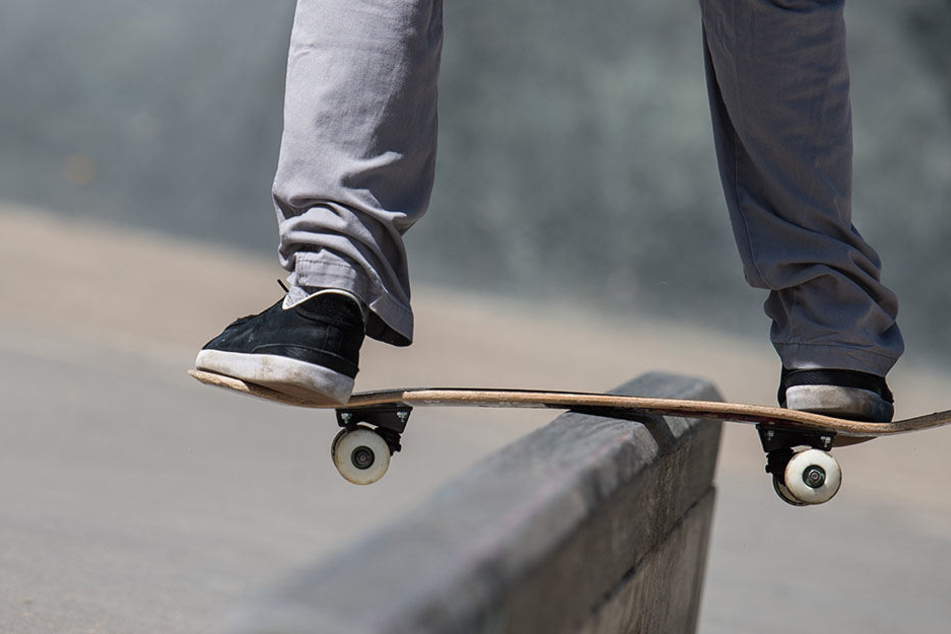 Der 15-jährige Skater wurde mit einer Gehirnerschütterung und mehreren Prellungen ins Krankenhaus gebracht.