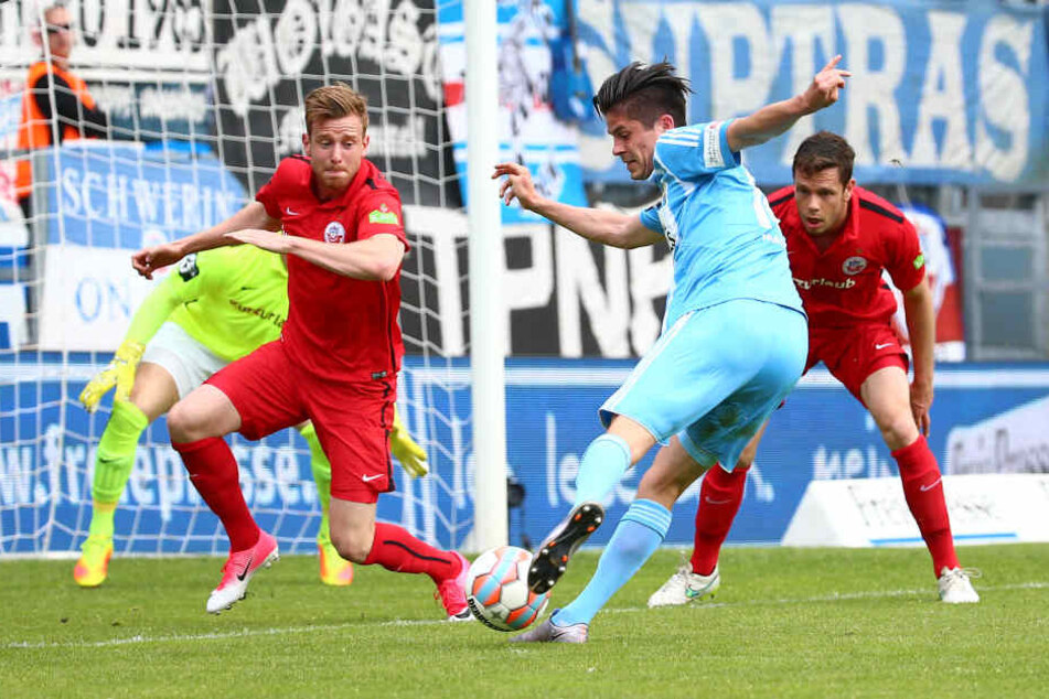Dennis Mast beim Treffer zum 1:0.
