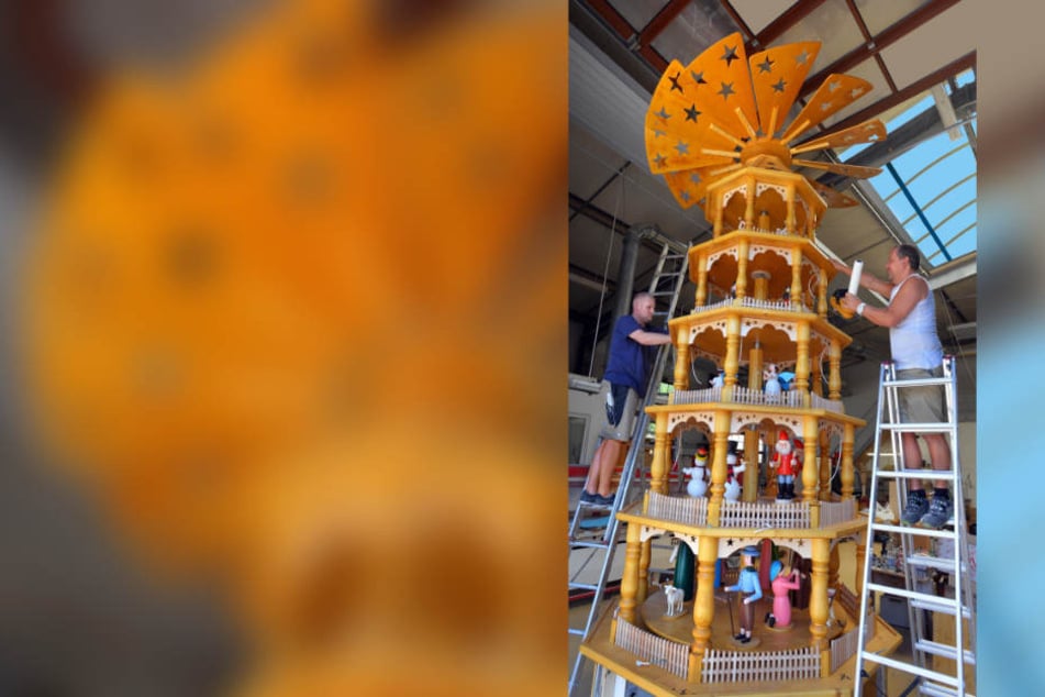 Letzte Handgriffe von Drechslermeister Matthias Schiebold (46, r.) und Tischler Tobias Fritzsch (38) am Weihnachtsmarkt-Klassiker. Die fünf Meter hohe Pyramide aus Mittelsachsen geht bald auf große Reise in die USA.