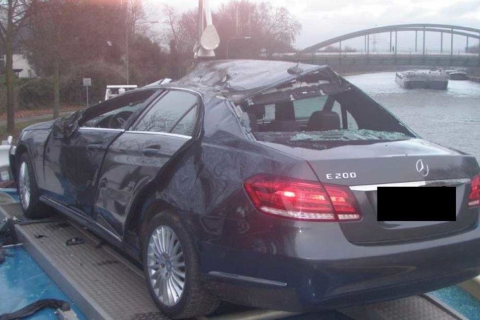 Am Mercedes entstand Totalschaden.