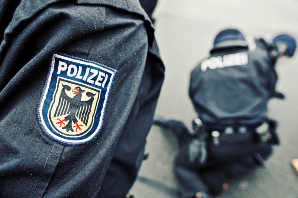 Die Beamten mussten die Beine des 25-Jährigen fixieren. (Symbolbild)