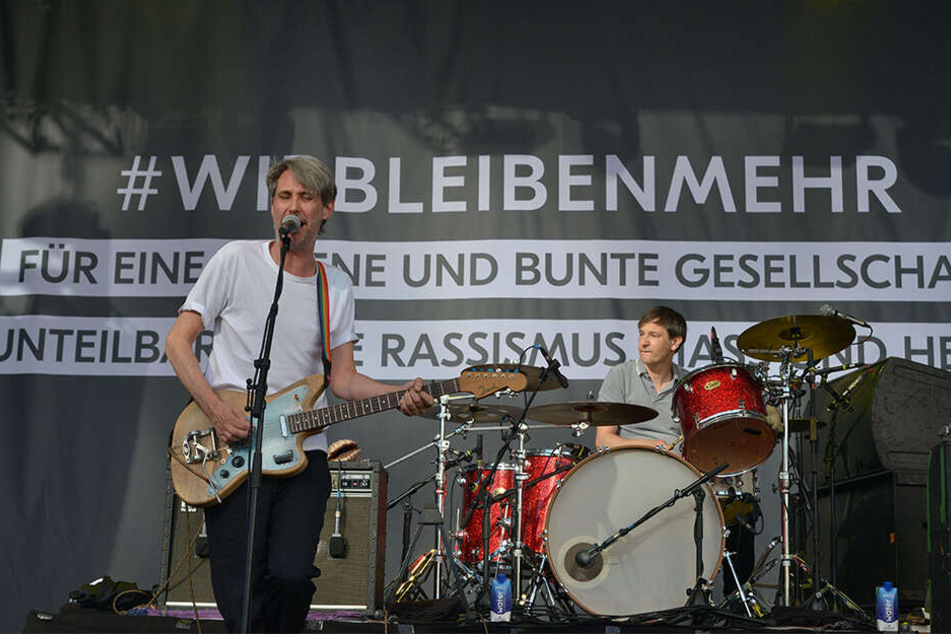 Tausende Fans feierten die Hamburger Rockband "Tocotronic" auf der "Wir bleiben mehr"-Bühne auf der Theaterstraße.