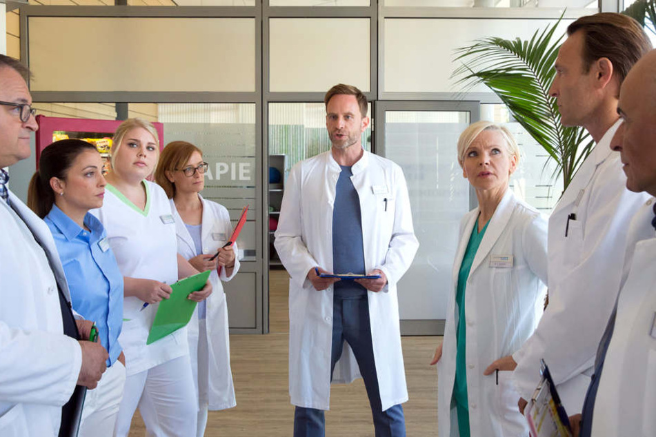 Die Sachsenklinik-Ärzte müssen am Dienstag erneut einem Fußballspiel weichen.