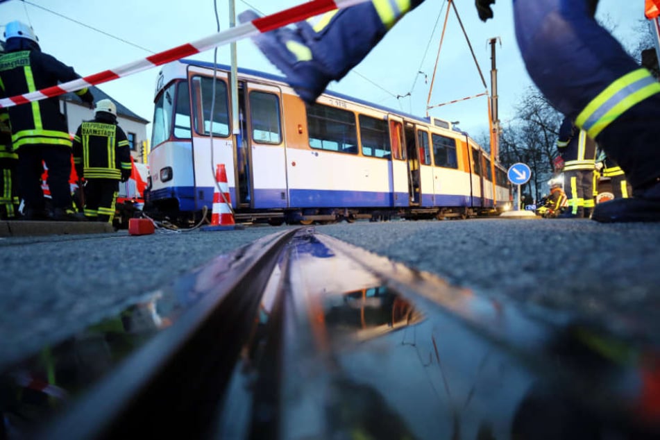 Warum der Autofahrer von der Straßenbahn erfasst wurde, ist noch unklar (Symbolbild).