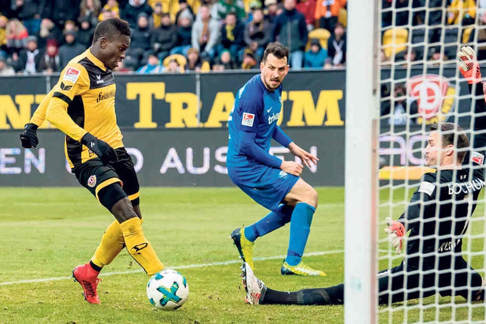 Moussa Koné hielt den Fuß hin, traf den Ball zwar nicht optimal, aber der sprang vom Innenpfosten zum 2:0 über die Linie.