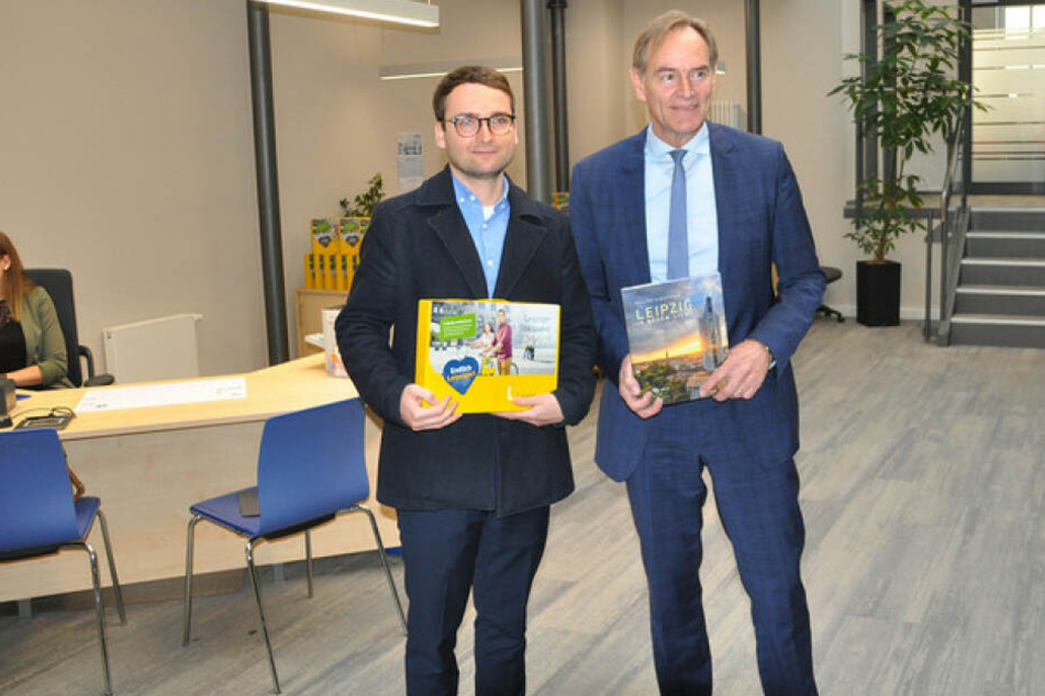 Thomas Voigt (l.) wurde am Montag persönlich von Oberbürgermeister Burkhard Jung als 600.000 Einwohner Leipzigs begrüßt.