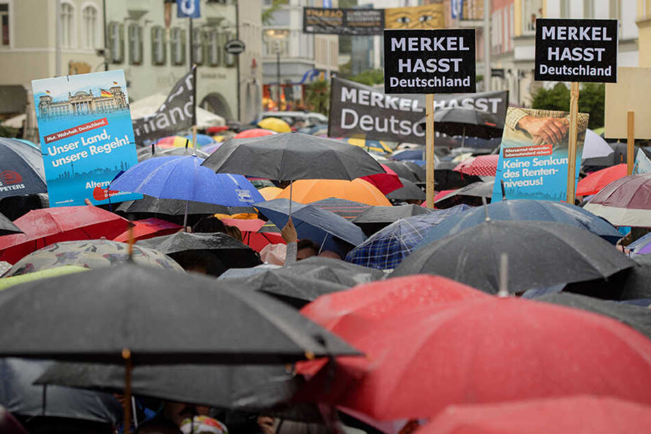 Merkelkritiker und AfD-Anhänger demonstrieren gegen eine Wahlkampfkundgebung von Bundeskanzlerin Merkel (63, CDU) auf dem Max-Josefs-Platz in Rosenheim.