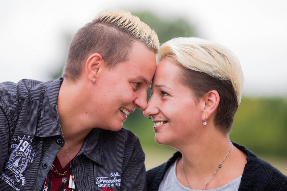 Sie wird es freuen! Marisa Meyer (r) und Marina Wolf dürfen nun endlich heiraten.