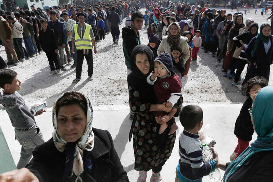 Die griechischen Behörden kommen kaum hinterher, genug Platz für ankommende Flüchtlinge zu schaffen.