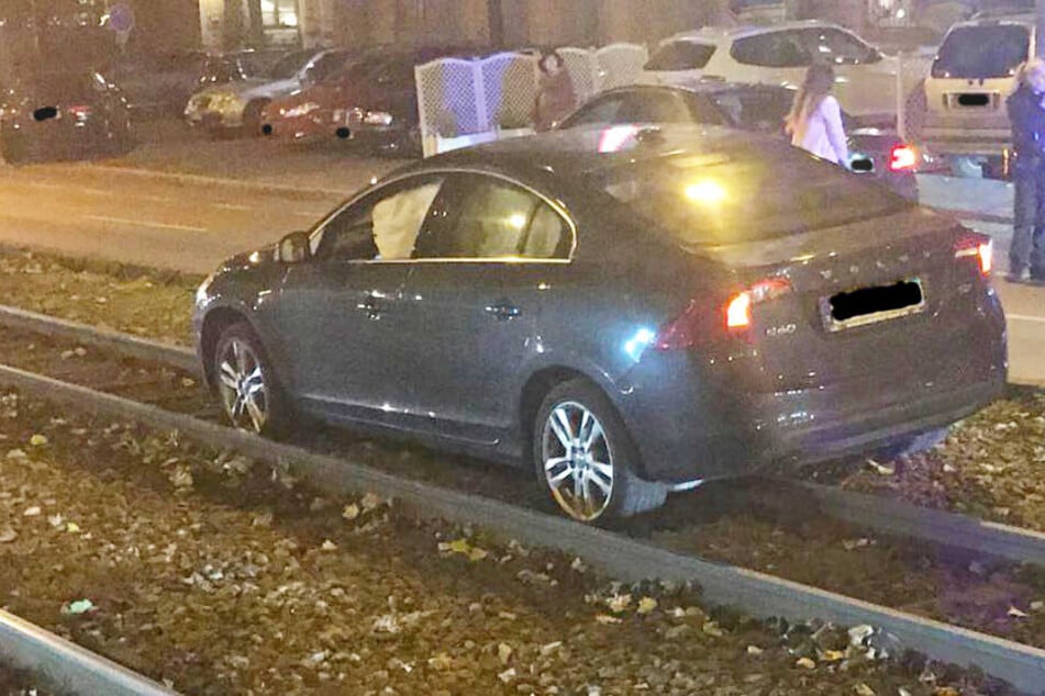 Als sein Auto schließlich auf den Gleisen den Geist aufgab, flüchtete der Unfall-Verursacher zu Fuß.