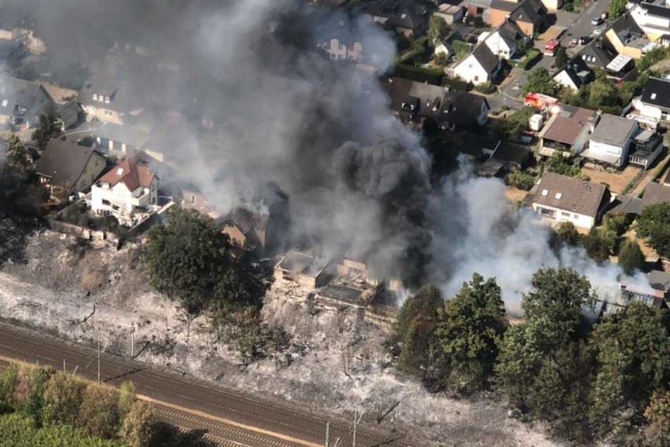 Das Feuer griff schnell von der Böschung auf angrenzende Häuser über.
