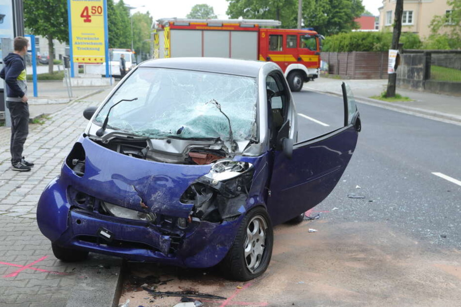Der Smart der Frau (21) wurde bei dem Unfall völlig zerstört.