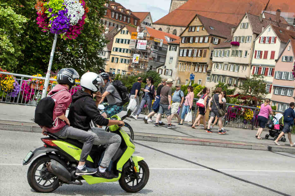 Wer in Tübingen seinen alten Roller verschrotten lässt, bekommt Unterstützung der Stadt. (Archivbild)