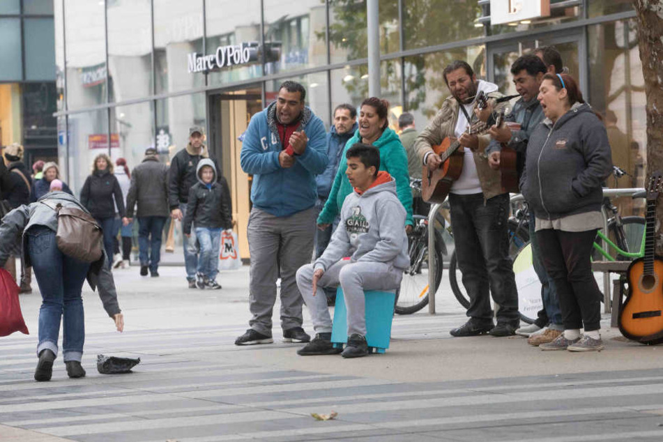 Dresden, Prager Straße: Trotz der schrägen Töne werfen Passanten Geldstücke zur Belohnung.