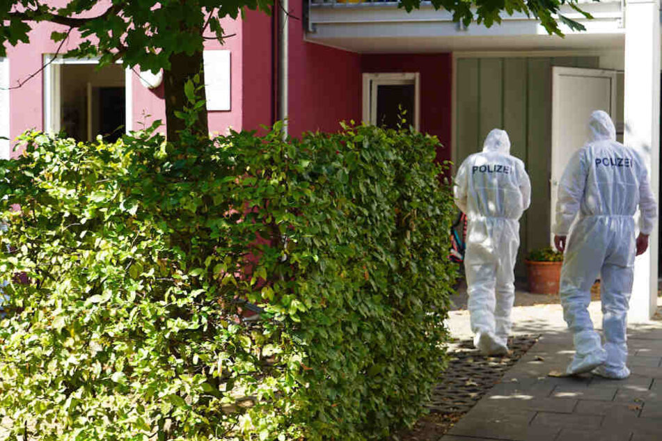 Beamte der Spurensicherung am Donnerstag vor dem Gebäude, in dem der Angriff geschah.