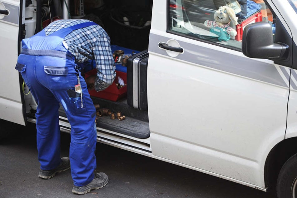 Und plötzlich hält ein Handwerkerauto vor der Tür. Die Betrüger sind zumeist mit Transportern mit osteuropäischen Kennzeichen unterwegs.