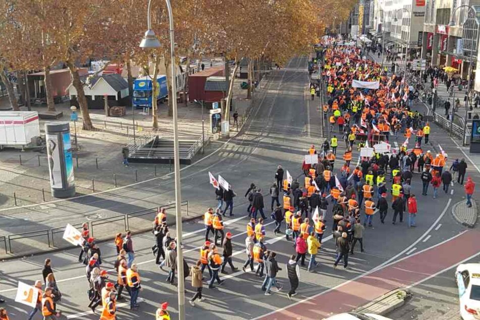 Bei der Demo kamen mehr als Tausende Menschen zusammen.