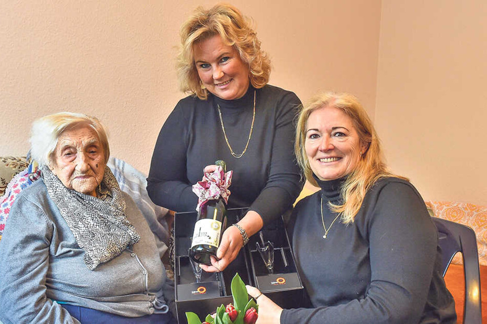 Vereinssprecherin Barbara Lässig (61, r.) und Schatzmeisterin Marion Kittel (55) schenkten Dresdens ältester Bewohnerin Lisbeth Exner (107) Blumen und den exklusiven Fernsehturm-Sekt.