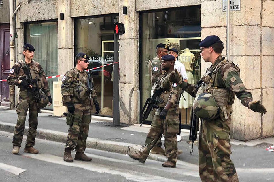 Soldaten der französischen Anti-Terror-Einheit "Vigipirate Mission" stehen auf einer Straße und sichern ein Gebiet ab.