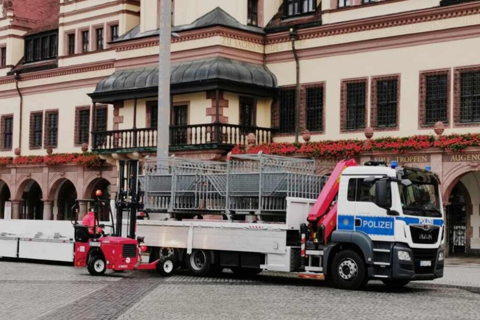 Schon am frühen Morgen wurden die Absperrvorrichtungen auf dem Marktplatz abgeladen.