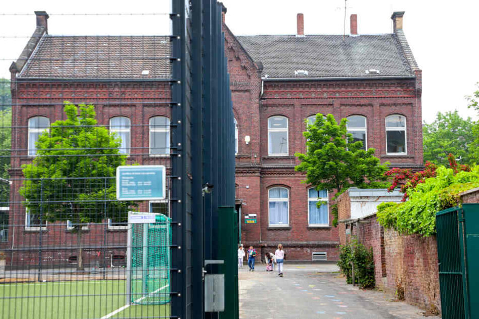 An dieser Grundschule in Mönchengladbach ist am Dienstag eine Decke eingestürzt.