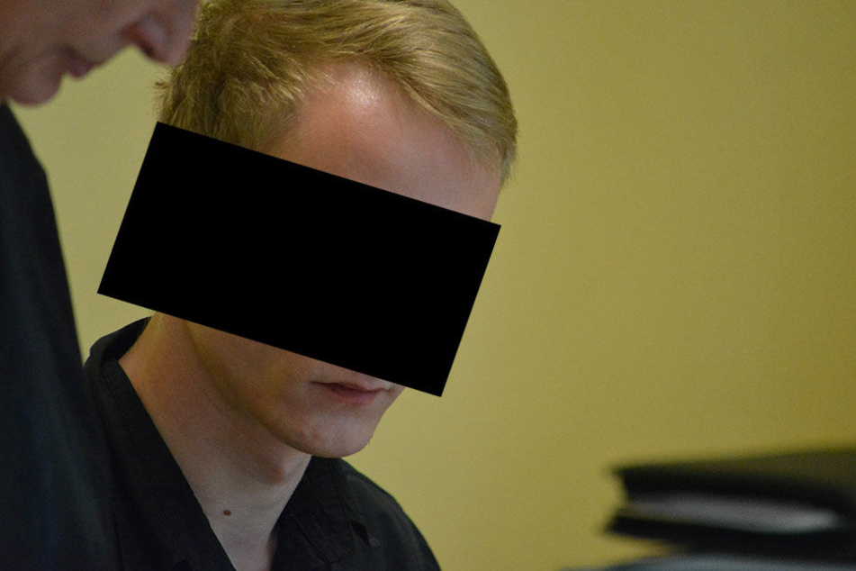Amokfahrer Johnny H. (19) wurde am Dienstag zu einem halben Jahr Haft auf
Bewährung verurteilt.