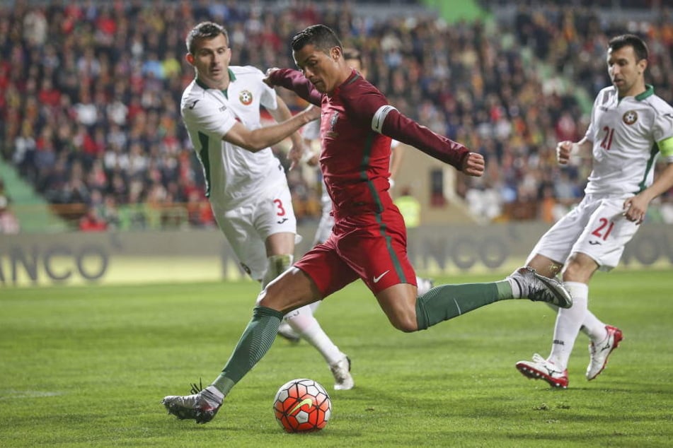 Cristiano Ronaldo ist zum Fußball des Jahres gewählt worden.