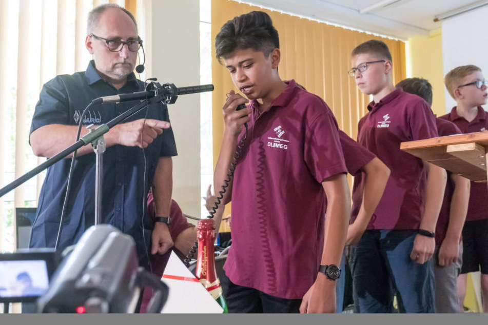 Schnelle Fragen im Langwellen-Rauschen: Ansh Singh (14) fragte Gerst nach dem Essen auf der ISS.