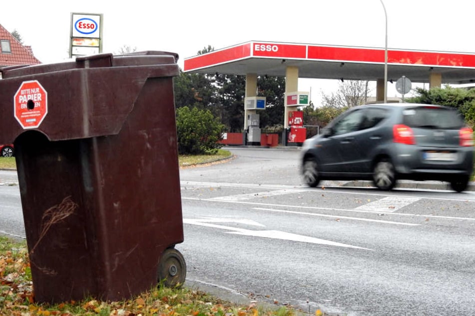 Die Esso-Tankstelle in Eilenburg: Mit solch einer Tonne stahl der Unbekannte Diesel. Das Original hat die Polizei beschlagnahmt.