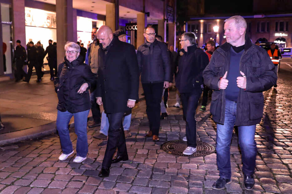 AfD-Vize-Landtagspräsident André Wendt (48, 2.v.l.) nahm mit AfD-Chef Jörg Urban (55, 2.v.r.) am Montag an der Pegida-Demo teil.