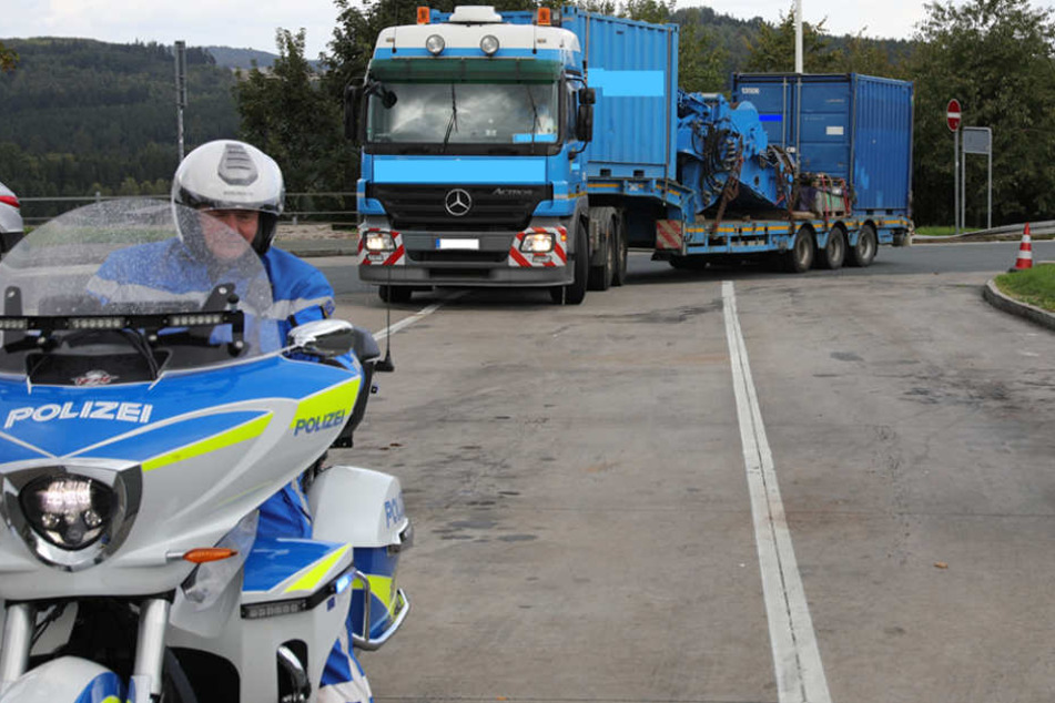 Am Mittwochnachmittag kontrollierten sächsische und tschechische Verkehrspolizisten über drei Stunden Lkws und Reisebusse auf der A72.
