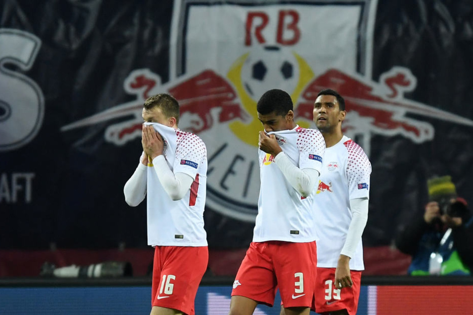 Sie konnten es nicht fassen: Das Abwehr-Trio Lukas Klostermann, Bernardo und Marvin Compper (v.l.n.r.).