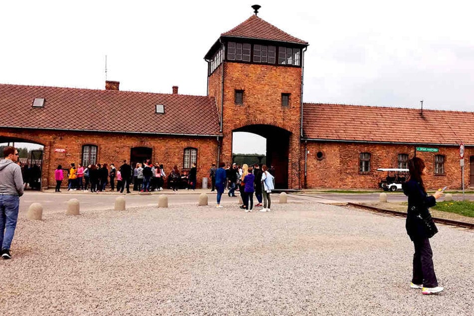 Zahlreiche Touristen besuchen täglich das Gelände des Konzentrationslagers Auschwitz-Birkenau.