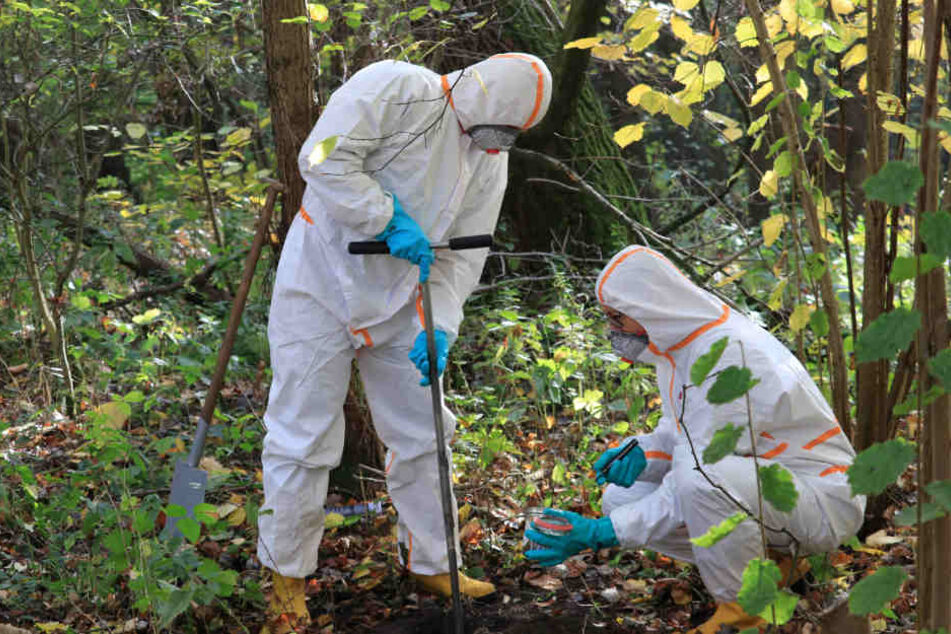Mitarbeiter einer von der Umweltbehörde beauftragten Spezialfirma nehmen in Schutzanzügen Bodenproben in der Boberger Niederung.