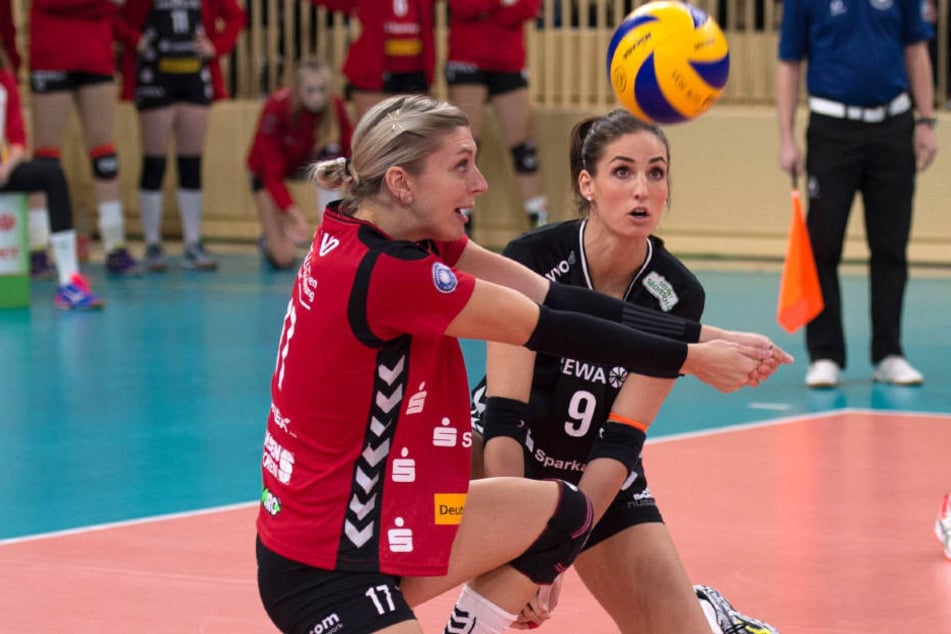 Gina
Mancuso (li.) und Myrthe Schoot vom DSC in Aktion gegen Wiesbaden.