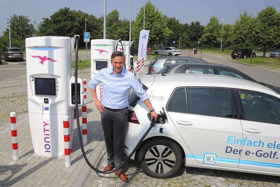 Martin Dulig (45, SPD) beim Ladetest.