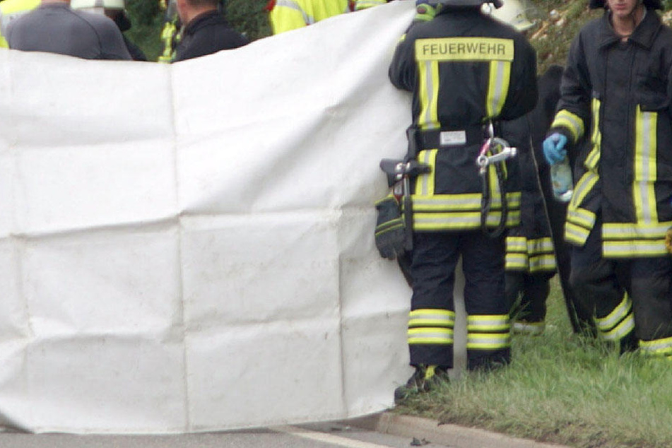Großeinsatz für die Rettungskräfte. Sechs Personen wurden verletzt, der Biker starb noch an der Unfallstelle. (Symbolbild)