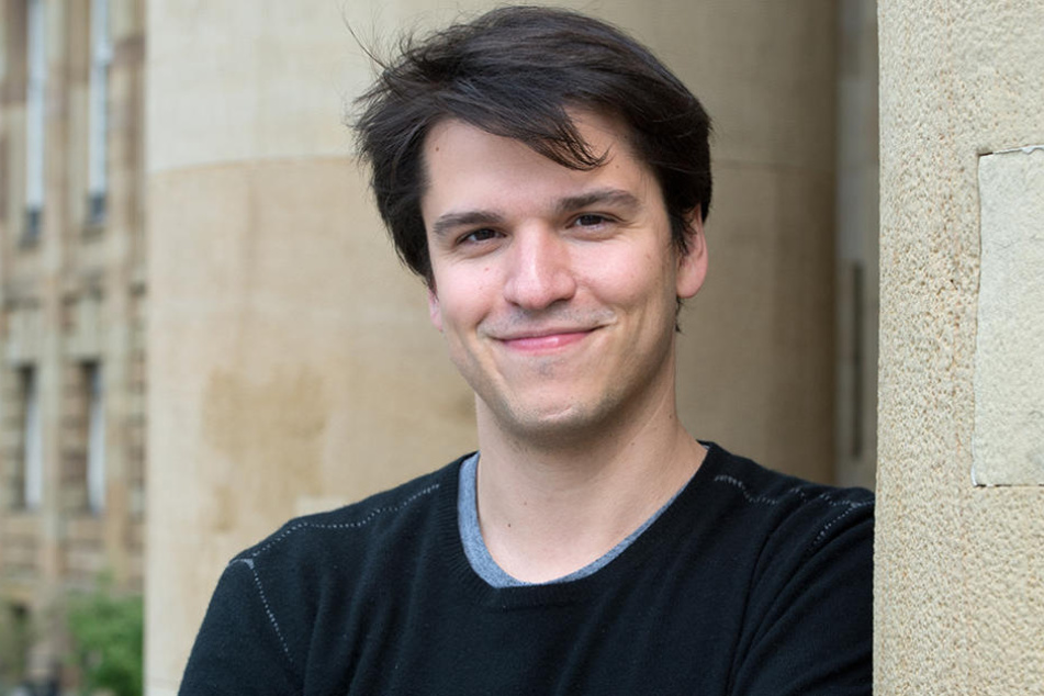 Der Argentinier Demis Volpi, Choreograph des Stuttgarter Balletts, steht auf der Treppe vor dem Opernhaus in Stuttgart. Die Stuttgarter Oper bekommt gleich drei internationale Titel. (Symbolbild)