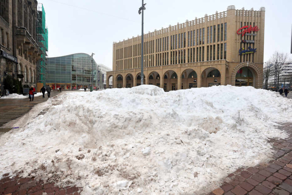 Auf dem Neumarkt in Chemnitz liegt noch ein riesiger Schneeberg.