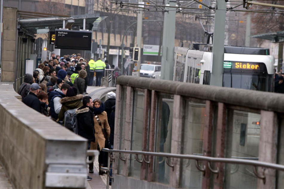 Die Bremsen der Bahn in Richtung Sieker blockieren.