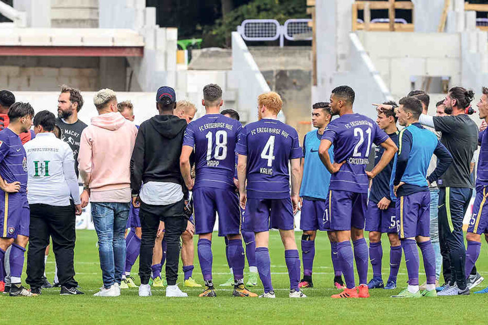 Nach dem Spiel kam die Auer Mannschaft noch auf dem Platz zusammen,um über das 1:2 zu reden.