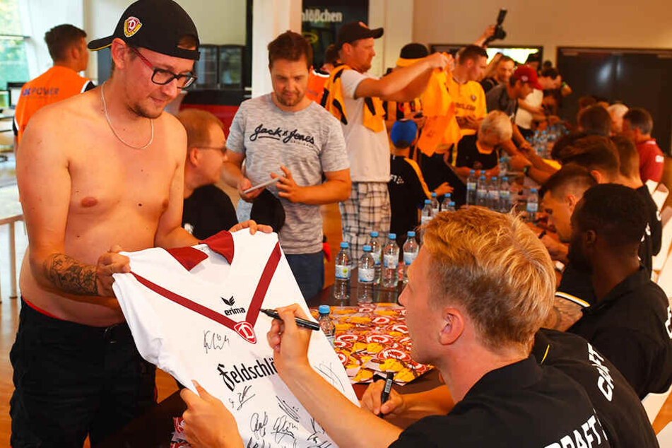 Kapitän Marco Hartmann, hier bei einer Autogrammstunde nach der Partie im VIP-Bereich der DDV-Arena, kritisierte zum wiederholten Male Unkonzentriertheiten und Nachlässigkeiten seiner Dynamos nach der Pause.